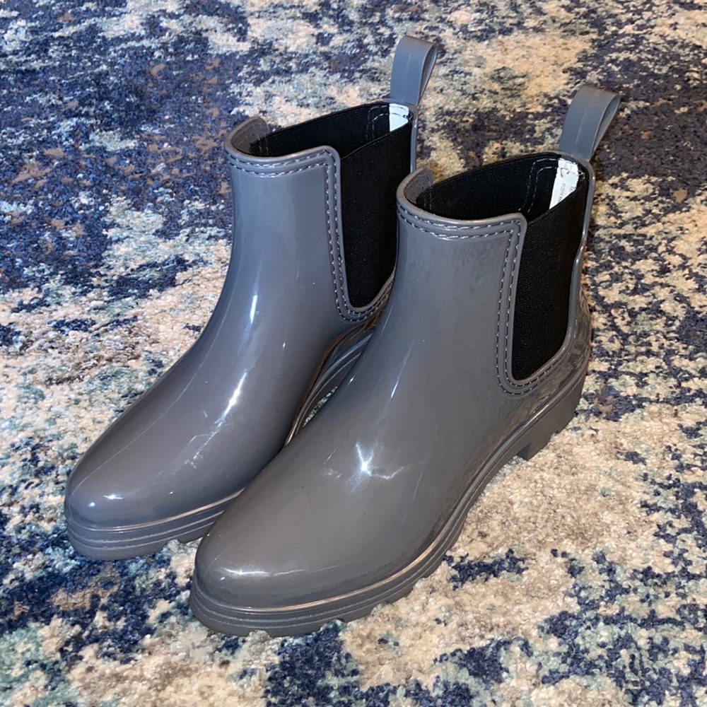 NWOT gray ankle rain boots size 10